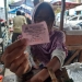 Mariyah, pedagang ketan bintul saat memperlihatkan kartu retribusi resmi milik Disperdaginkop UKM Kota Serang, Rabu (29/4). Di luar dari Disperdaginkop dan DLH, dirinya kerap kali diminta retribusi ilegal dari oknum berpakaian bebas, dan mengatasnamakan keamanan. (Diebaj/BantenPos)