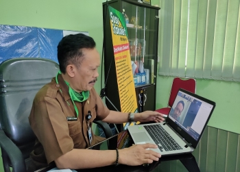 Kepala bidang Pemberdayaan Masyarakat Desa, Nasir Al Afghani saat melakukan telekonferens bersama Pendamping desa untuk menyampaikan hasil dari rapat penyaluran BLT DD, Selasa (28/4).