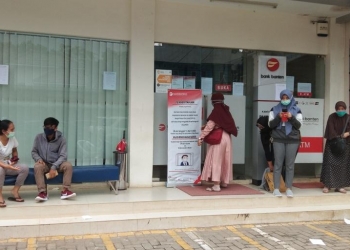 Nasabah saat mendatangi Bank Banten Cabang Pandeglang untuk melakukan penarikan uang.