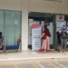 Nasabah saat mendatangi Bank Banten Cabang Pandeglang untuk melakukan penarikan uang.