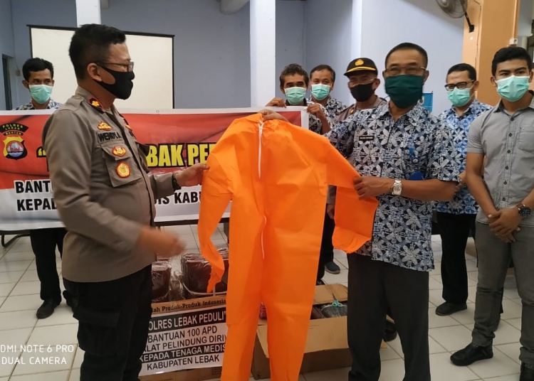 Polres Berikan Bantuan 100 APD Untuk Tim Medis Satgas Covid-19