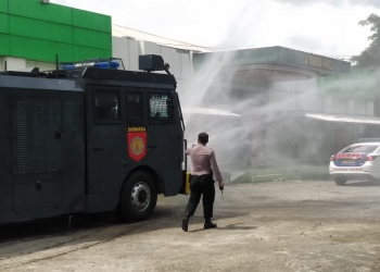 Kanit Dalmas Polres Lebak, Ipda Heri Susanto saat melakukan penyemprotan disinfektan di Kampus dan Ponpes La Tanza Mashiro Rangkasbitung.