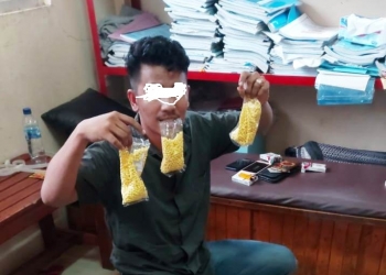 Pelaku penjual obat-obatan golongan G, MA (24) saat memperlihatkan barang bukti.