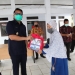 Wakil Bupati Pandeglang, Tanto Warsono Arban saat menyerahkan bantuan paket Sembako kepada masyarakat Mandalawangi.