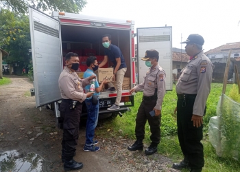 Jajaran Polres Serang saat menyita ratusan botol miras di Ciruas, Rabu (15/4).