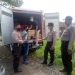 Jajaran Polres Serang saat menyita ratusan botol miras di Ciruas, Rabu (15/4).
