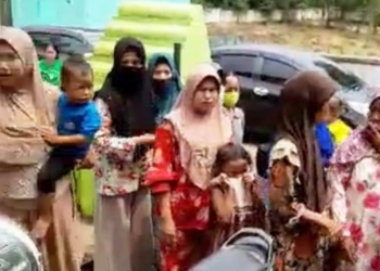 Foto Warga Geruduk Kantor Kelurahan