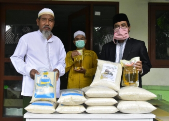 Ketua Satgas Covid-19 MUI Banten bersama Ketua RW dan Marbot Masjid Nurul Iman Perumahan Taman Widya Asri, Kota Serang