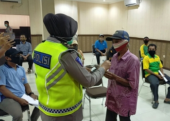 Dirlantas Polda Banten secara simbolis menyerahkan buku rekening kepada penerima Program Keselamatan 2020 di  Aula Ditlantas Polda Banten, Kamis (30/4).