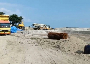 Salah satu bakal perusahaan tambak udang milik warga asal Bogor yang berada di sempadan pantai Blok Pangheotan Desa Pondok Panjang, Kecamatan Cihara, ini disinyalir kuat telah menyerobot area sempadan pantai. Poto Senin (27/4).