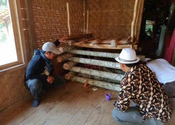 Kepala Desa Pondokpanjang, Sobandi yang didampingi Sekdesnya Hedi, saat menjenguk ke rumah korban, Rabu (22/4).