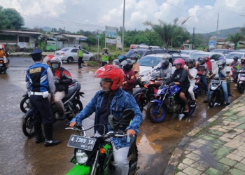 Antrian panjang kendaraan roda empat maupun roda dua terjadi di check point Jalan Aat Rusli atau Jalan Lingkar Selatan (JLS) tepatnya di pos polisi Ciwandan, Kota Cilegon, Minggu (31/5).