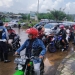 Antrian panjang kendaraan roda empat maupun roda dua terjadi di check point Jalan Aat Rusli atau Jalan Lingkar Selatan (JLS) tepatnya di pos polisi Ciwandan, Kota Cilegon, Minggu (31/5).
