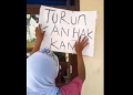 Tangkapan layar video aksi emak-emak di Kantor Desa Carenang, Kabupaten Serang, Jumat (15/5)