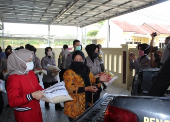 Satuan Binmas dan Pengurus Bhayangkari Cabang Serang menyebar ratusan paket beras dan puluhan paket sembako kepada perempuan lansia, janda dan anak-anak yang terkena gizi buruk.