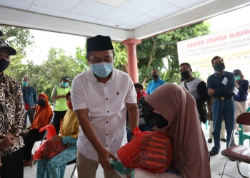 Wakil Walikota Serang Subadri Bagikan JPS di Curug