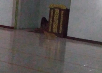 Foto wujud yang diduga penampakan di masjid Untirta yang diambil oleh salah satu petugas keamanan Untirta, Ikrom. (Istimewa)