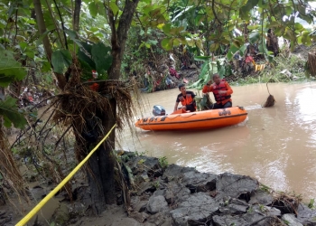 Petugas gabungan saat melakukan pencarian terhadap korban hanyut, Selasa (5/5).
