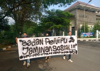 Himpunan Mahasiswa Islam Majelis Penyelamat Organisasi (HMI MPO) Cabang Lebak melakukan aksi menolak kenaikan iuran Badan Penyelenggara Jaminan Sosial (BPJS) Kesehatan.