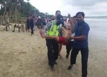 Proses evakuasi salah satu penyintas yang sempat terseret ombak, Selasa (26/5/2020).