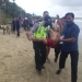 Proses evakuasi salah satu penyintas yang sempat terseret ombak, Selasa (26/5/2020).