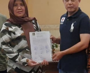 Sekretaris DPC PPP Cilegon, Maman Suherman saat menyampaikan surat dukungan pencalonan dari Forum PAC PPP Cilegon yang diterima Hj.Ratu Ati Marliati, beberapa waktu lalu.(foto- dok istimewa)