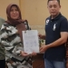 Sekretaris DPC PPP Cilegon, Maman Suherman saat menyampaikan surat dukungan pencalonan dari Forum PAC PPP Cilegon yang diterima Hj.Ratu Ati Marliati, beberapa waktu lalu.(foto- dok istimewa)