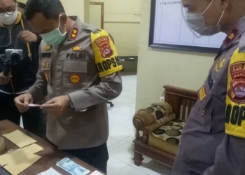 Kapolres Serang AKBP Mariyono tengah memeriksa sejumlah barang bukti uang palsu