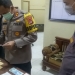 Kapolres Serang AKBP Mariyono tengah memeriksa sejumlah barang bukti uang palsu
