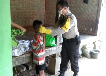 Kapolsek Cadasari Akp Lutfi N Saat Memberikan Pket Sembako Kepada Warga