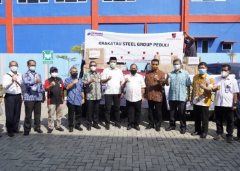 Krakatau Steel bersama penjabat Pemerintahan Kota Cilegon foto bersama usai lakukan serah terima bantuan alat kesehatan untuk tim medis di wilayah Kota Cilegon, Jumat (8/5/2020)