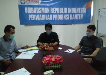 Kepala Keasistenan Pemeriksaan Laporan Ombudsman RI perwakilan Provinsi Banten, Zainal Mutaqqin bersama dua Asisten PVL Ombudsman RI perwakilan Banten, Adam Sutisnawinata dan Sirojudin saat menerima berkas laporan aktifis Gapura Banten.