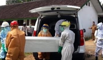 Pemakaman SP,  PDP asal Cipalabuh Kecamatan Cijaku yang meninggal di RS Banten dengan cara protokol Covid-19. Selasa (05/5).