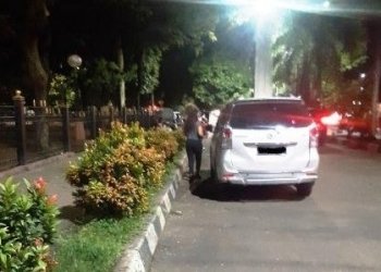 Mami di Alun-alun Kota Serang sedang menawar ke salah satu pengguna jalan, Rabu(6/5)