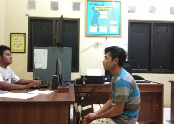 Salah seorang tersangka saat diambil keterangan di Polsek Cikeusal