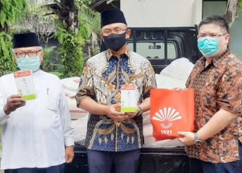 Secara simbolis Andika Hazrumy menerima bantuan 1 Ton beras, 100 dus mie instan dan 100 APD berupa baju hazmat dan masker dari INTI Banten dengan didampingi Ketua FKUB Banten, KH AM Romly