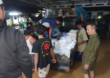 Warga yang terkena banjir di Kecamatan Kopo menerima bantuan.