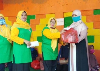 Penilik Sekolah dan Dinas Pendidikan (Dindik) Kota Cilegon menyalurkan bantuan terhadap korban banjir dan lembaga Pendidikan Anak Usia Dini (PAUD) yang terdampak banjir.[LUKMAN HAPIDIN/BANTEN POS]