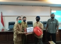 Kepala Dinas Pertanian Banten, Agus Tauchid memberikan bantuan secara simbolis kepada perwakilan Kelompok Tani Desa Organik.