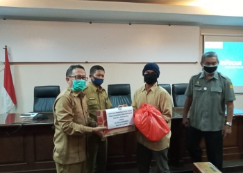 Kepala Dinas Pertanian Banten, Agus Tauchid memberikan bantuan secara simbolis kepada perwakilan Kelompok Tani Desa Organik.