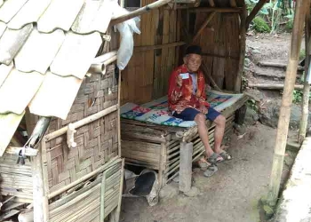 Karena pembangunan RTLH tidak berlanjut, akhirnya Jari beserta keluarga tinggal di gubuk reyot.