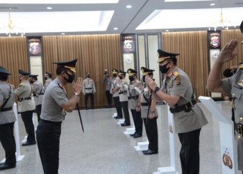 Kapolri Jenderal Pol Idham Azis menyelamati petinggi Polri yang baru dilantik.