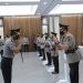 Kapolri Jenderal Pol Idham Azis menyelamati petinggi Polri yang baru dilantik.