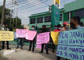 Massa menggelar aksi tuntutan kejanggalan tagihan listrik yang dialami sebagian besar warga. Dalam aksinya, mahasiswa melakukan penyegelan terhadap gedung kantor PLN Kota Cilegon, Rabu (13/5).