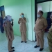 Walikota Cilegon Edi Ariadi saat meninjau BLK untuk dijadikan ruang isolasi PDP terpapar Covid-19, Senin (11/5). [LUKMAN HAPIDIN/BANTEN POS]
