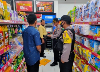 Sebuah mesin Anjungan Tunai Mandiri (ATM) yang berada dalam minimarket Alfamart di Lingkungan Kranggot, Kelurahan Sukmajaya, Kecamatan Jombang, Kota Cilegon, Banten, dibobol kawanan maling, Rabu (24/6) dini hari.
