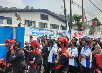 Buruh PT HTP Metal Works saat berdemo Tolak PHK
