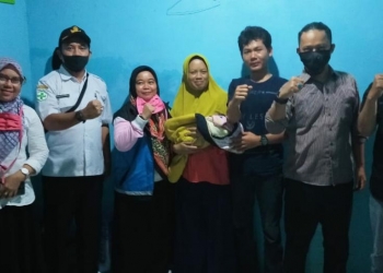 Relawan Charity Banten Beserta Orang Tua Bayi