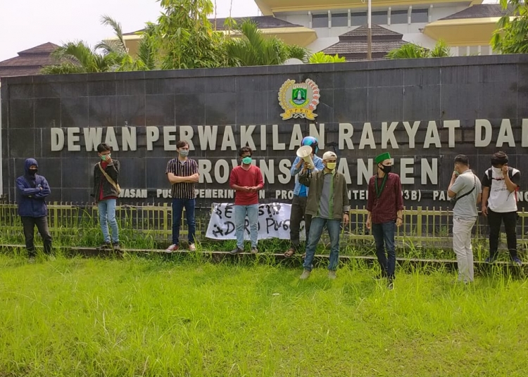 Kecam Kinerja Legislatif, HMI Lempar Telur Busuk ke DPRD Provinsi Banten