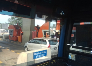 Supir bus yang sempat terfoto oleh penumpang yang diturunkan, Sabtu (13/6)